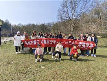 柔肩擔重任       巾幗綻芳華
